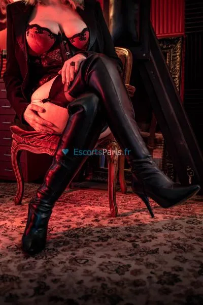 Dominatrice autoritaire érotisée